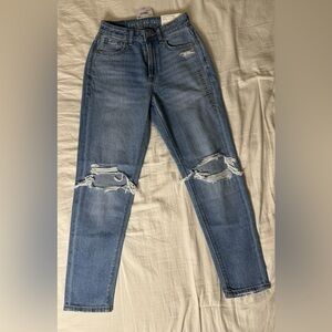 NWT AE Ripped Mom Jean (short)